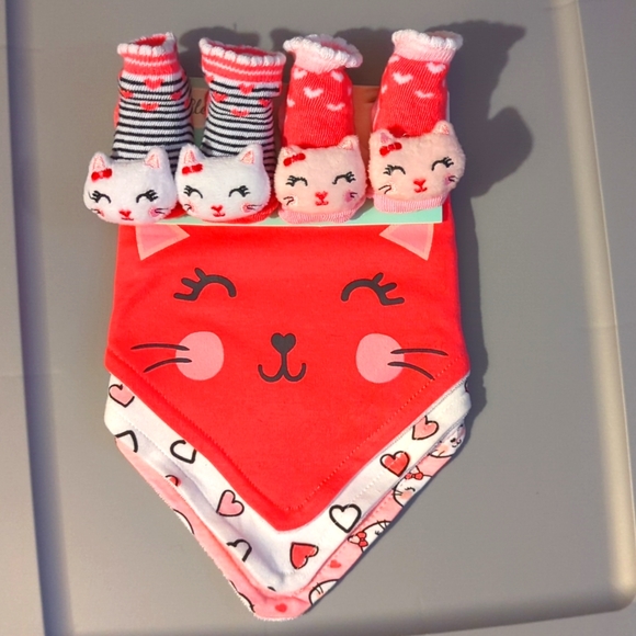 Baby Elements Other - Baby Elements 5 piece Bandana Bib and 3D Sock Set Cats Hearts Pink